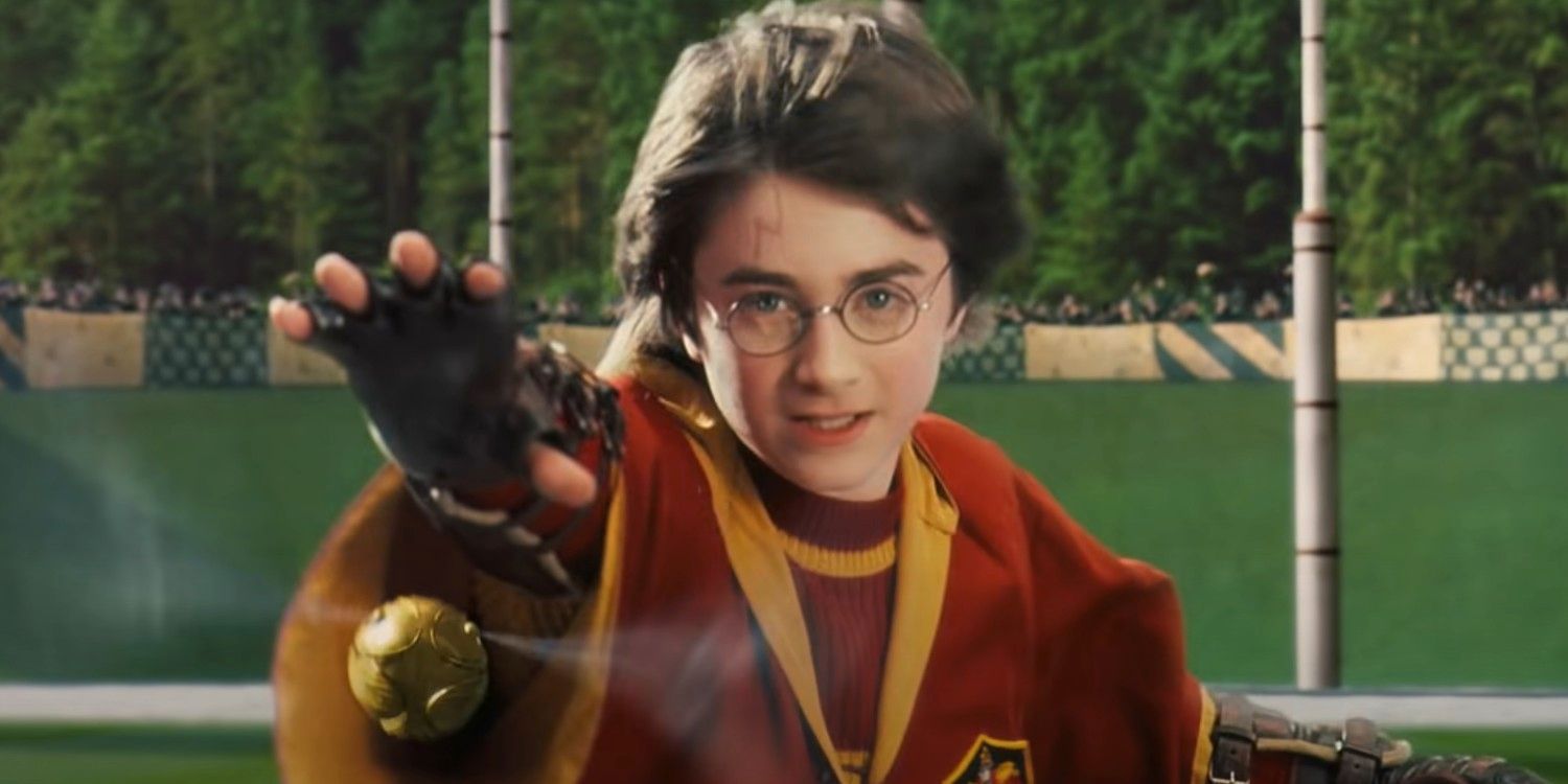 Harry Potter intinzandu-si mana spre snitch de aur intr-un joc de Quidditch din Harry Potter si Piatra Vrajitorului.