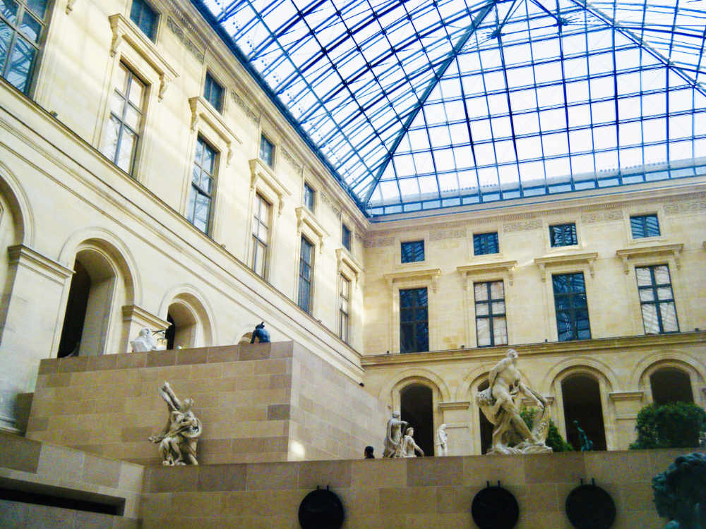 Curtea din interiorul Muzeului Luvru