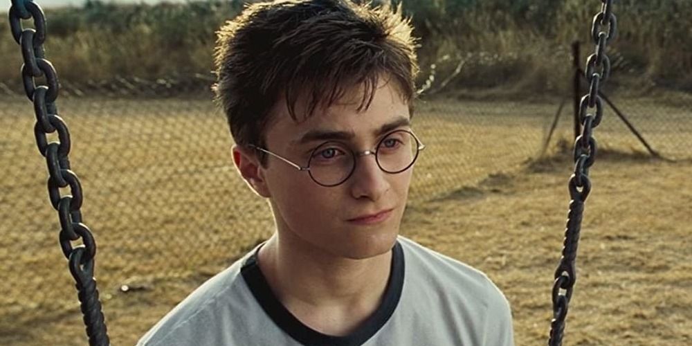 Harry Potter sta pe leagan in Harry Potter si Ordinul Phoenix.