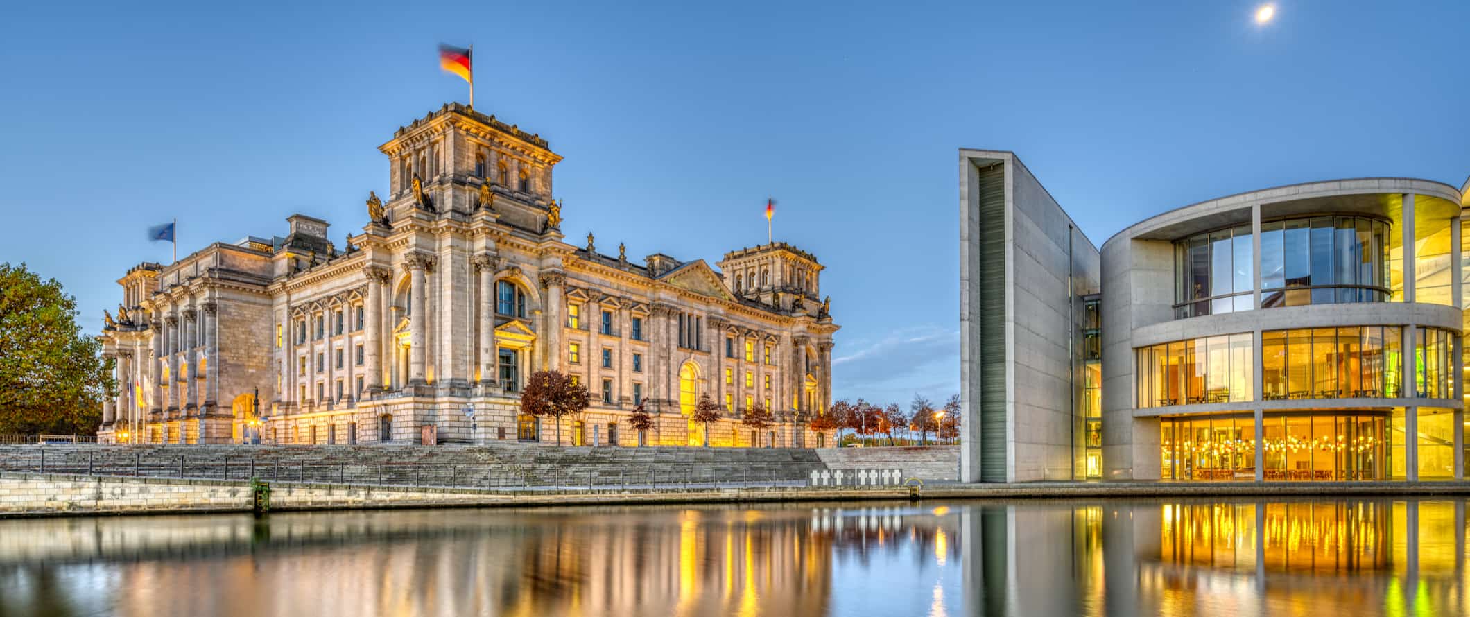 Reichstag din Berlin, Germania, vazut din apa din apropiere