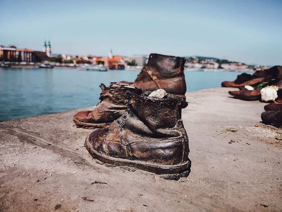 Sculptura Pantofi pe malul Dunarii de-a lungul Dunarii in Budapesta, Ungaria – un memorial pentru victimele celui de-al Doilea Razboi Mondial