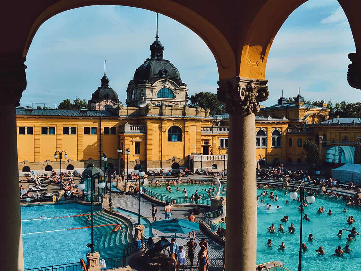 In interiorul baii termale Szechenyi din parcul orasului Budapesta, Ungaria
