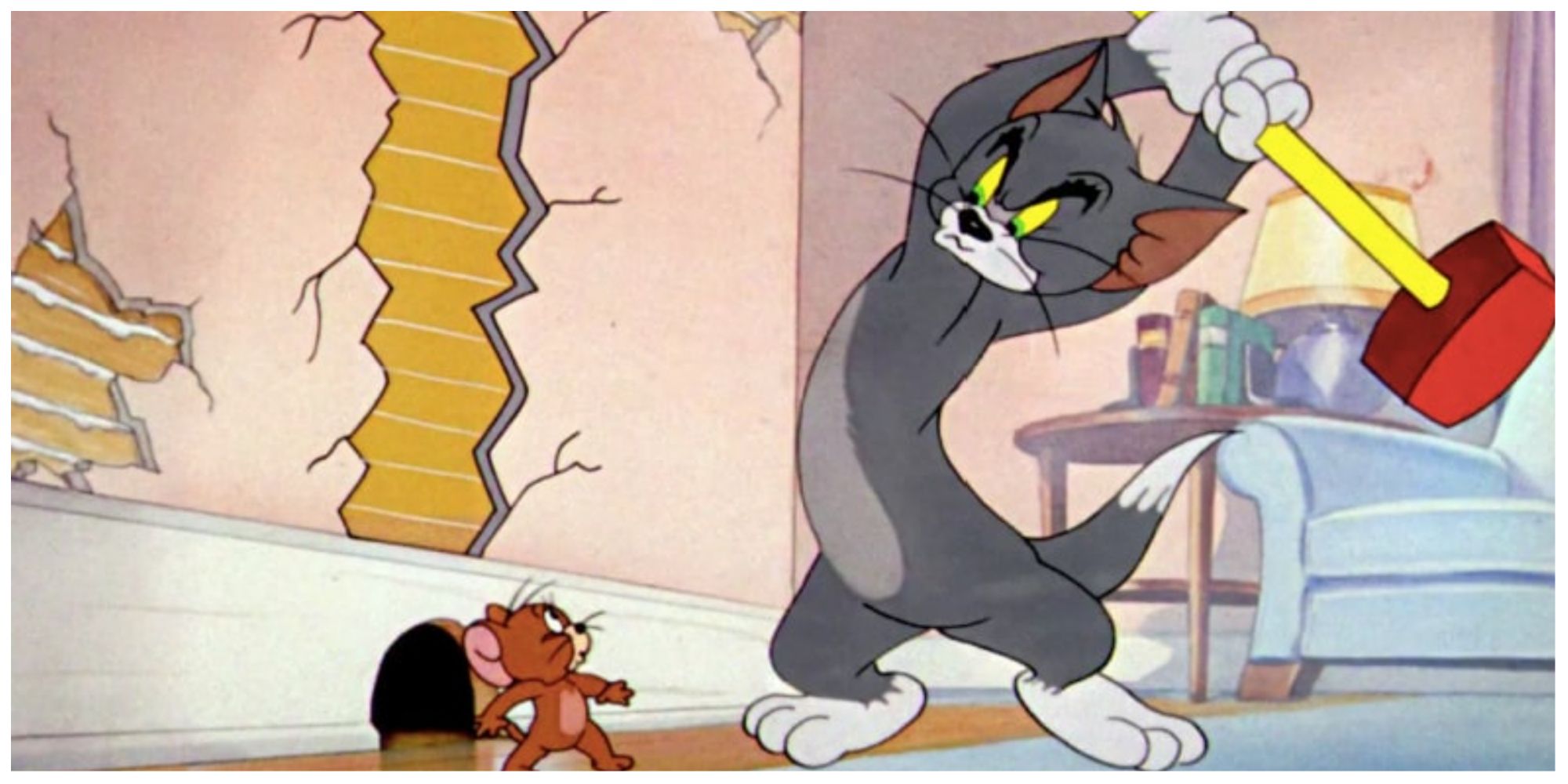 Tom incearca sa-l sparga pe Jerry cu un ciocan