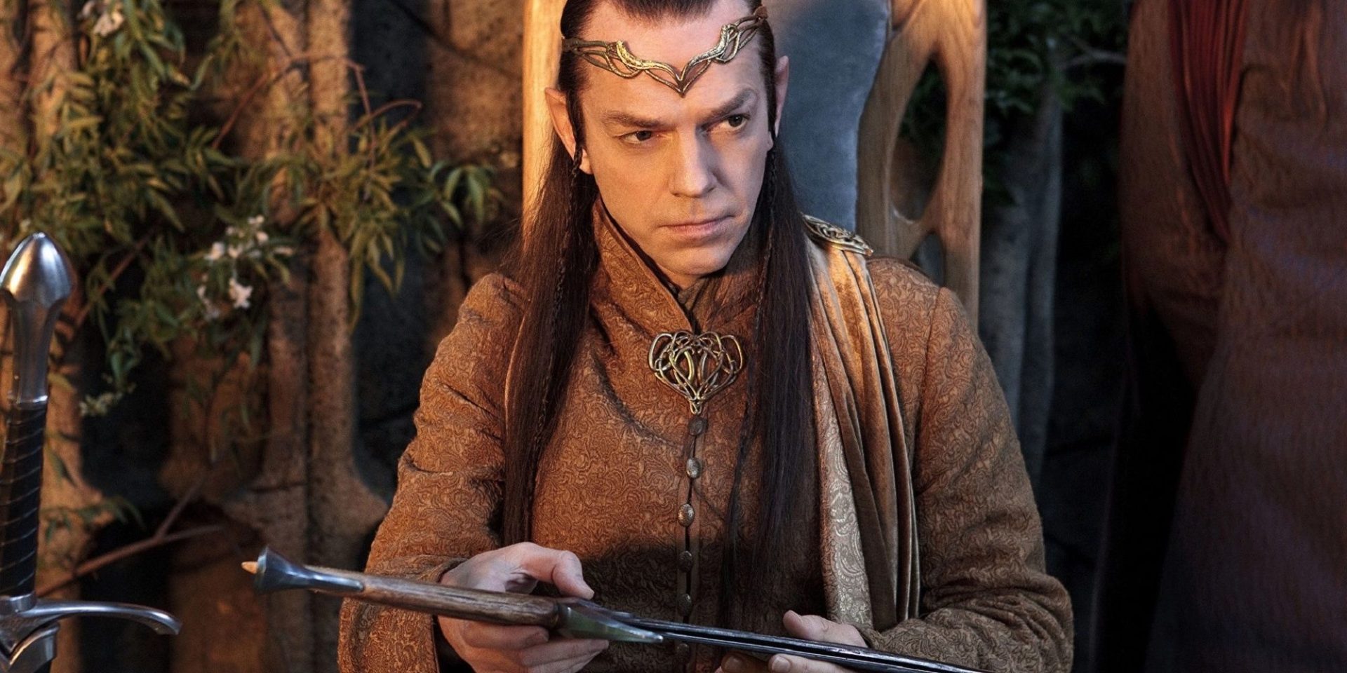 Elrond dandu-si sabia in Rivendell.