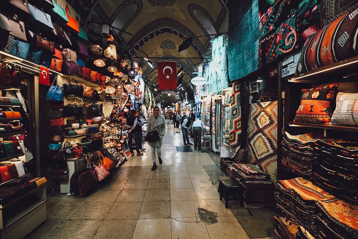 Marfuri de vanzare la Marele Bazar din Istanbul, Turcia