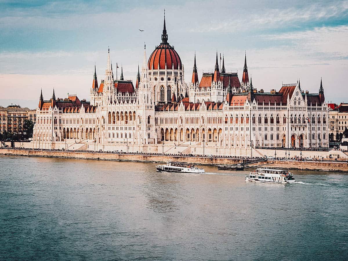 Cladirea Parlamentului Ungariei de-a lungul fluviului Dunarea in Budapesta, Ungaria
