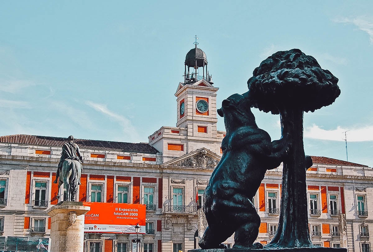 Ghid de calatorie la Madrid in fotografii: El Oso y El Madrono, o statuie emblematica din Puerta del Sol din Madrid, Spania