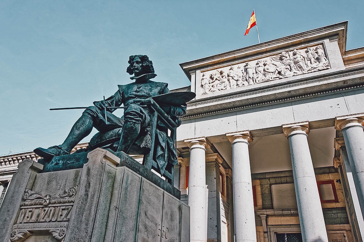 Ghid de calatorie din Madrid in fotografii: Statuia lui Diego Velasquez in fata Muzeului Prado