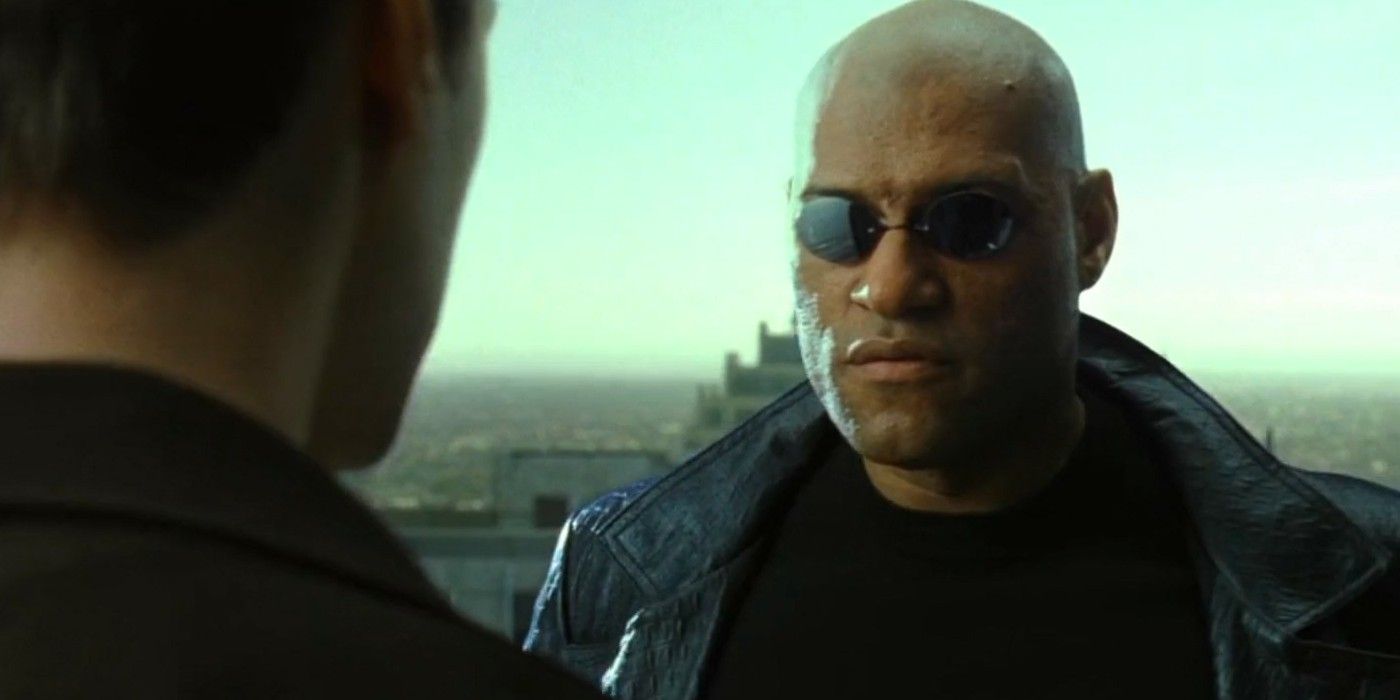 Morpheus vorbind cu Neo pe un acoperis in The Matrix
