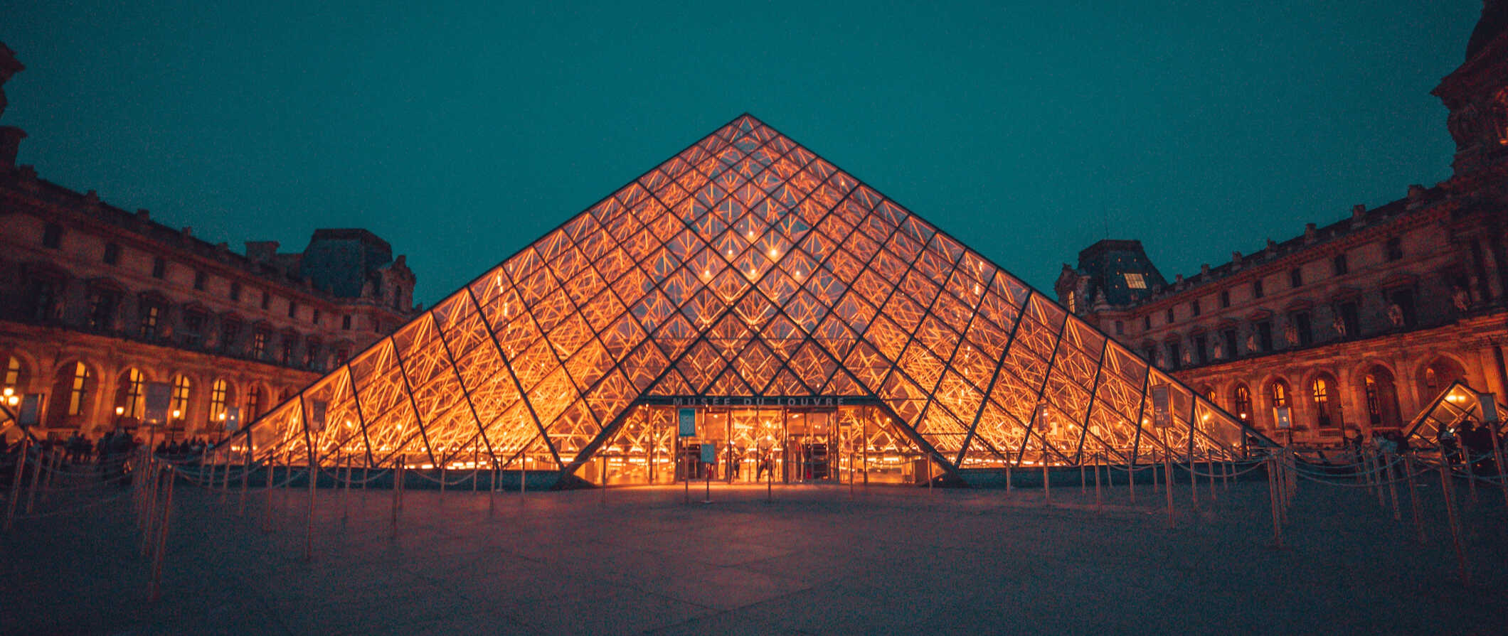 Piramida Luvru s-a luminat noaptea la Paris, Franta