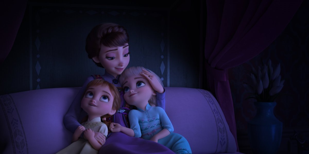 Regina Iduna cu tinerele Elsa si Anna in Frozen 2