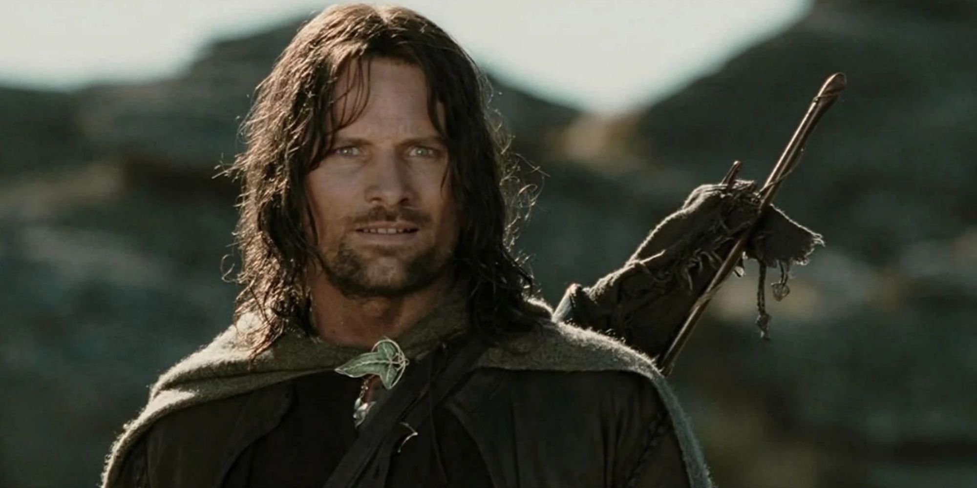 Aragorn (Viggo Mortensen) ii cauta pe hobbitii rapiti in „Stapanul inelelor: Cele doua turnuri” (2002)